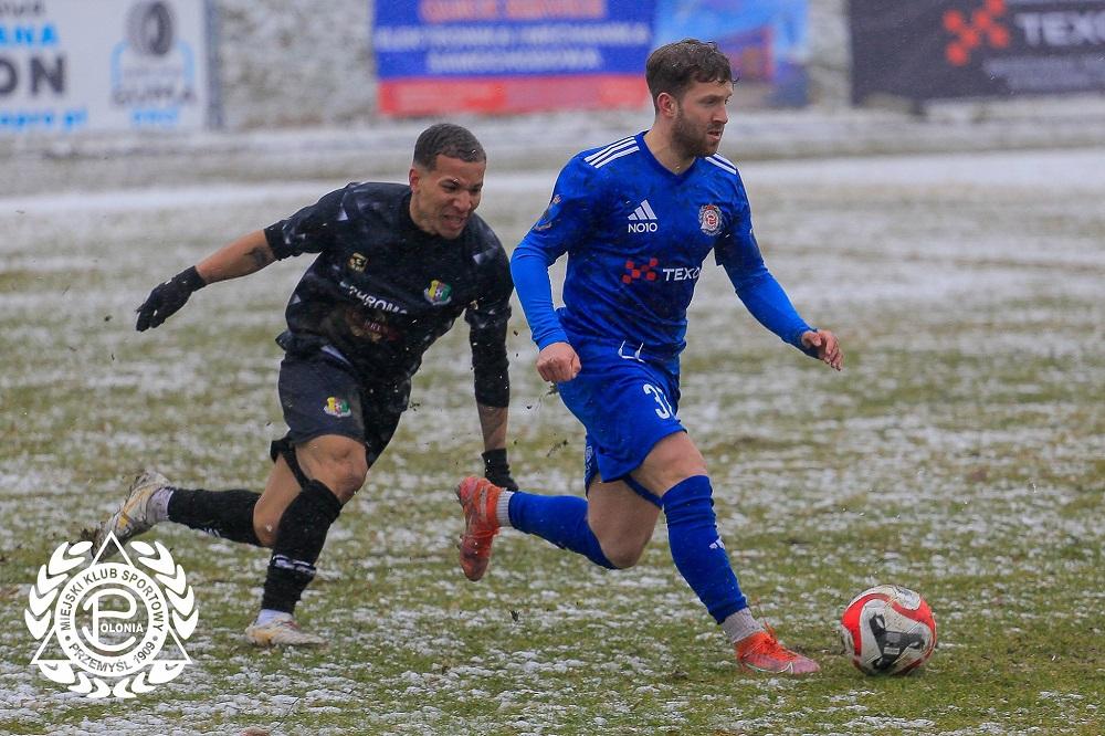 Grzegorz Gawle na zdjęciu z piłką (fot. Polonia Przemyśl)