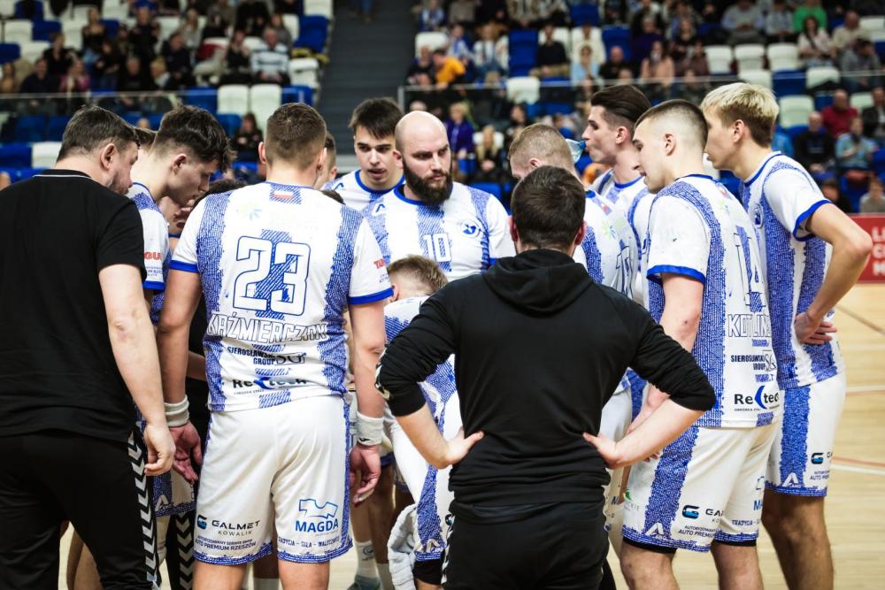 Szczypiorniści Handball Stal Mielec (biało-niebieskie stroje) przegrali z Olimpią Piekary Śląskie po rutach karnych (fot. Handball Stal Mielec)