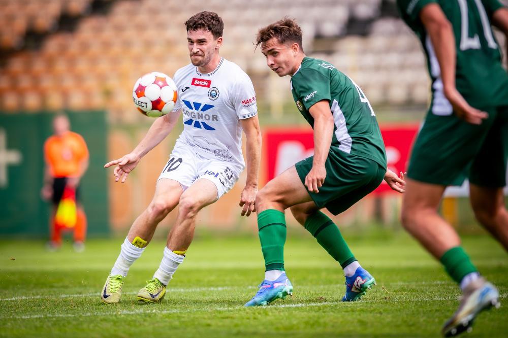 Hutnik Kraków (białe stroje) przygotowania do rundy wiosennej Betclic 2. Ligi rozpocznie już 7 stycznia (fot. facebook.com/KSHutnik)