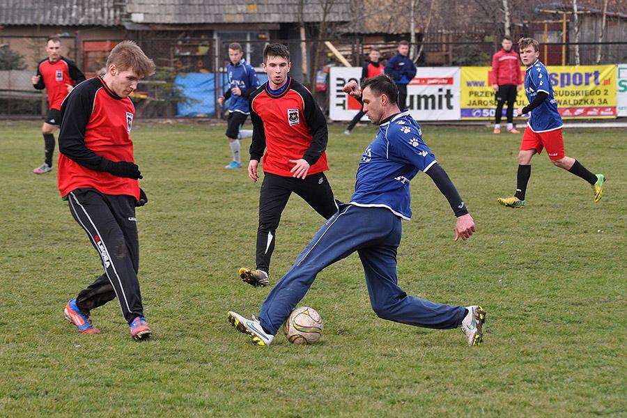 Na zdjęciu z piłką Ihor Yatsenkiv, testowany piłkarz Przełomu Besko, strzelec zwycięskiego gola dla Wisłoka Strzyżów (fot. Tomasz Ciombor)
