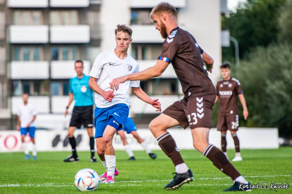 Karpaty Krosno (biało-niebieskie stroje) przegrały w Krakowie z Garbarnią 1-2 (fot. Konrad Kwolek / Karpaty Krosno)