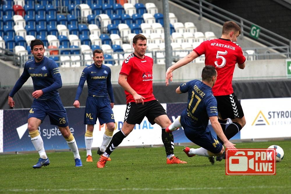 Stal Rzeszów (granatowe stroje) jedzie na ciężki teren do Piszcza (fot. Radosław Kuśmierz)