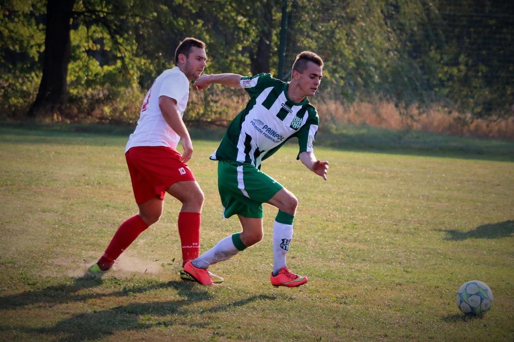 Piłkarze Wisłoki Dębica (biało-zielone stroje) poznali plan zimowych przygotowań (fot. Natalia Styś)