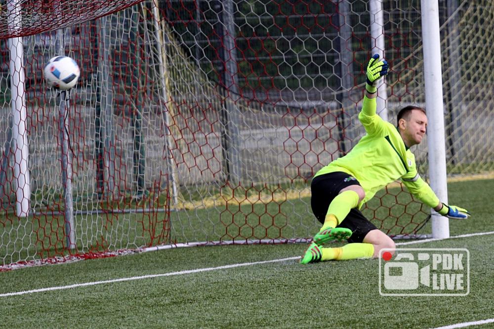 Piotr Krzanowski nie zdołał zatrzymać piłkarzy Sokoła Sokolniki (fot. Radosław Kuśmierz)