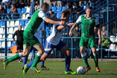 Wisłoka Dębica (zielone stroje) o punkty powalczy w Tuczempach (fot. Radosław Kuśmierz)