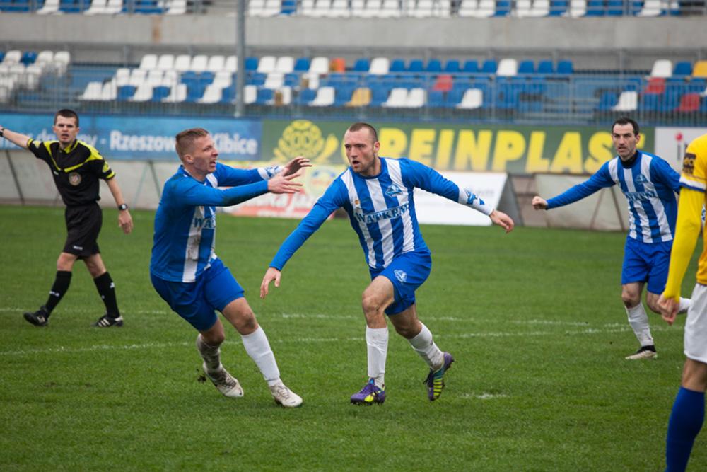 Piłkarze Stali Rzeszów mogą liczyć na spory zastrzyk finansowy od miasta. Klub ma walczyć o awans (fot. Marcin Baran)