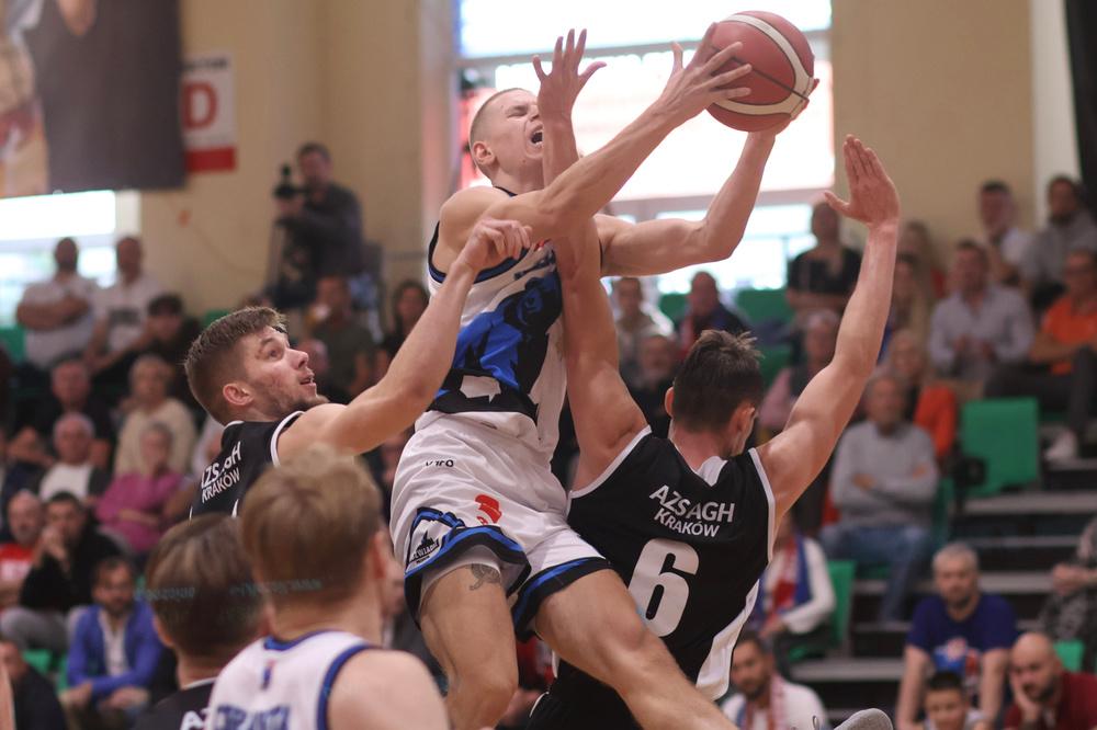 Niedźwiadki Chemart Przemyśl pokonały AZS AGH Kraków 77:73 (fot. Grzegorz Gajdzik)