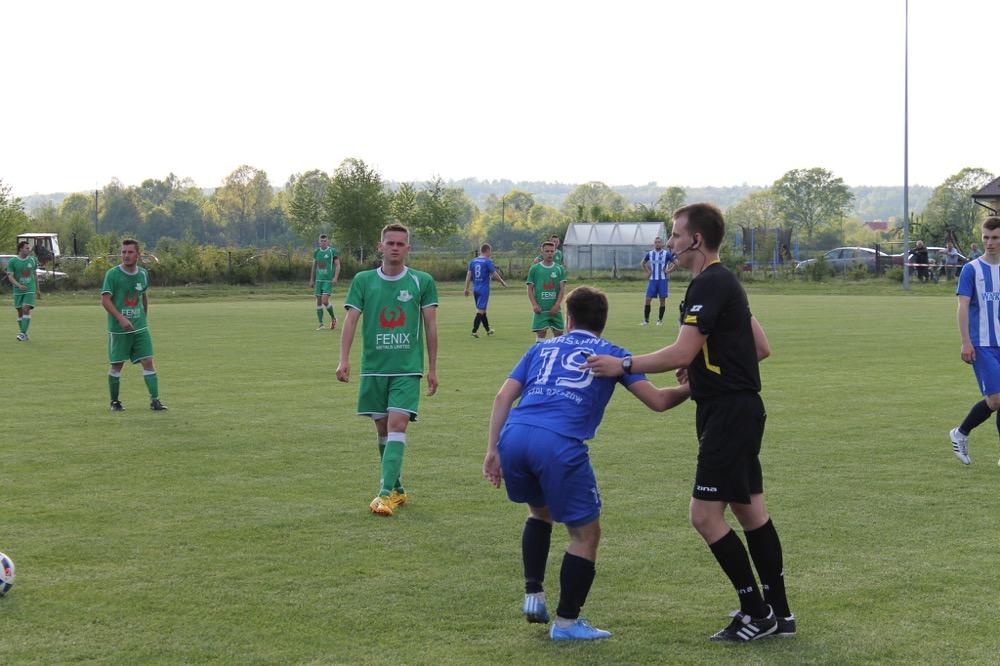 Piłkarze Strzelca Dąbrowica w zielonych strojach (fot. archiwum)