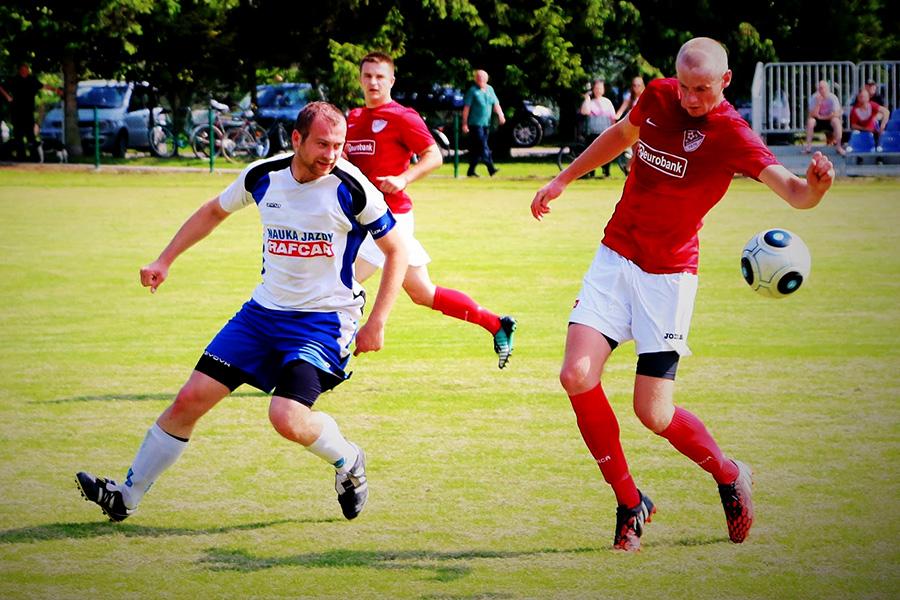 Błękitni Grzęśka w biało-niebieskich strojach (fot. Natalia Styś / archiwum)