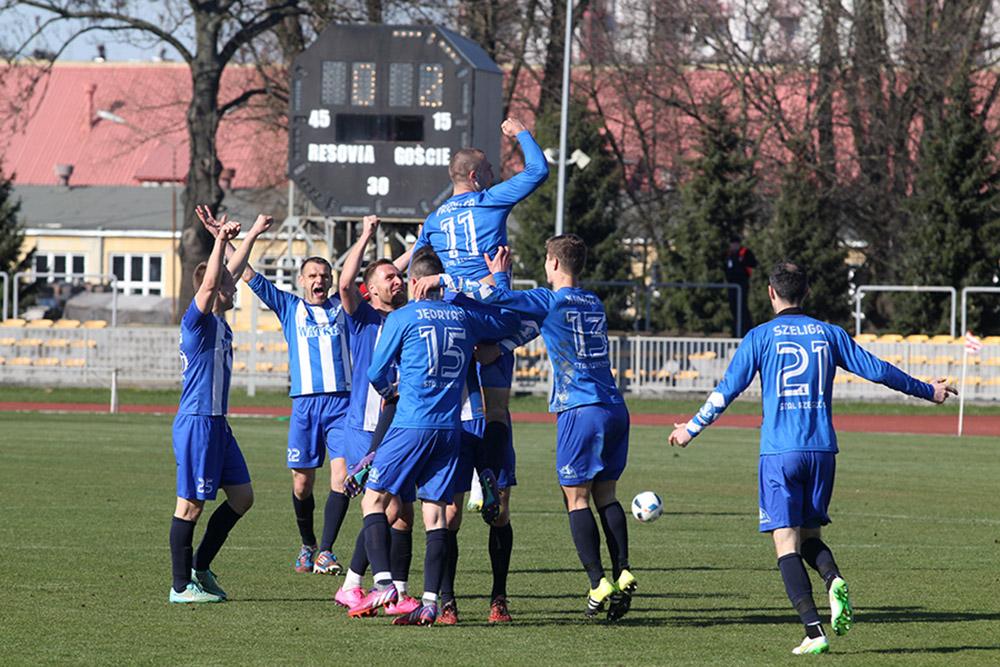 W ostatnich Derbach Rzeszowa Stal pokonała Resovią na jej terenie aż 3-0.