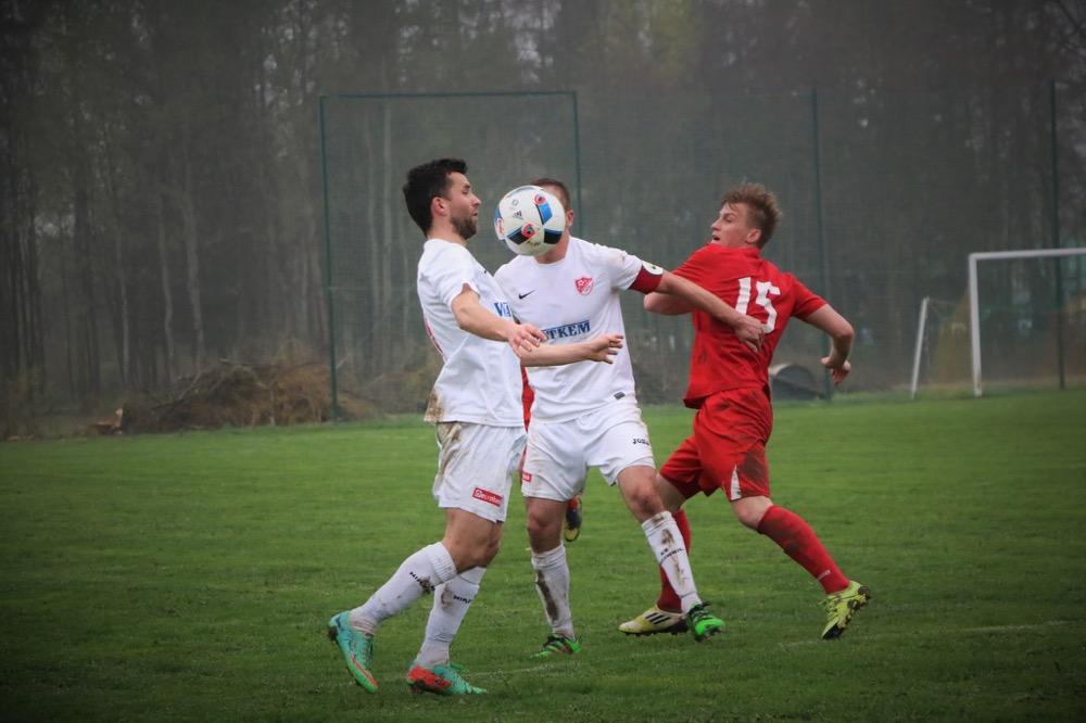 KS Wiązownica (białe stroje) tylko zremisowała w Besku (fot. Natalia Styś / archiwum)