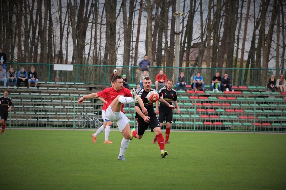 Konrad Maca (walczy o piłkę, w czarnym stroju) zdobył dwa gole dla Kolbuszowianki w meczu z Bukową Jastkowice (fot. Natalia Styś / archiwum)