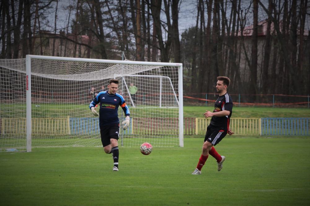 Kolbuszowianka zremisowała w Skołoszowie 2-2. Z prawej Bartłomiej Fryc, strzelec gola na 2-2 (fot. Natalia Styś / archiwum)