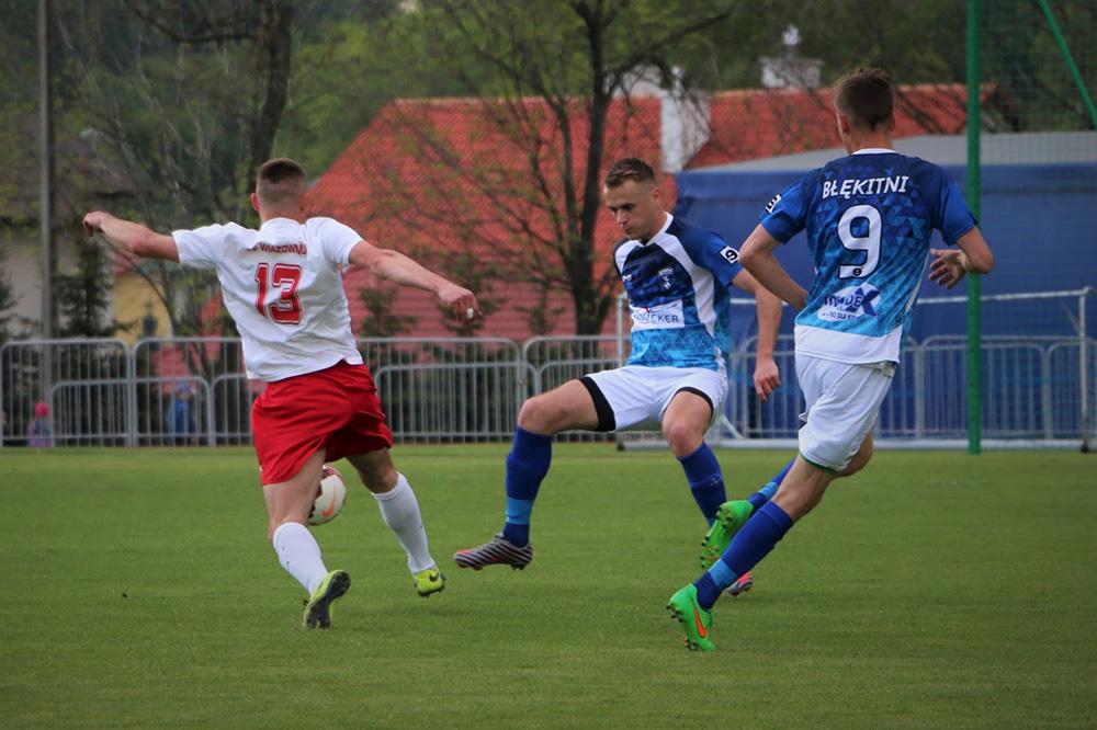 Błękitni Ropczyce (niebiesko-białe stroje) podejmują przed własną publicznością graczy Orła Przeworsk (fot. Natalia Styś)