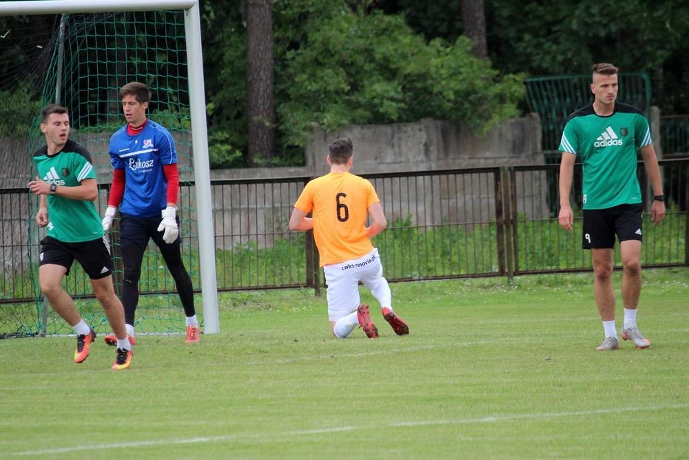 Szymon Jarosz (pierwszy z prawej) jeszcze w barwach Stalówki w sparingu z Resovią. (fot. archiwum)