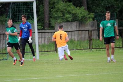 Szymon Jarosz (pierwszy z prawej) jeszcze w barwach Stalówki w sparingu z Resovią. (fot. archiwum)