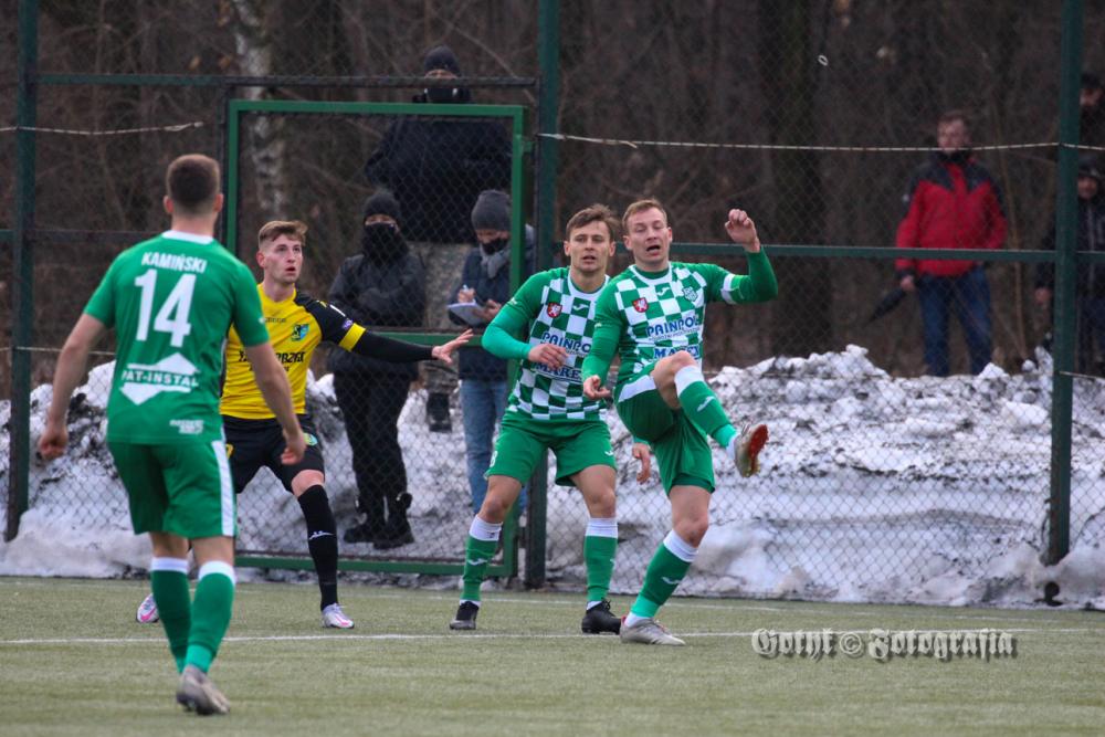 Wisłoka Dębica (biało-zielone koszulki) w derbach Podkarpacia pokonała KS Wiązownica (fot. Gotyk/Wisłoka Dębica)