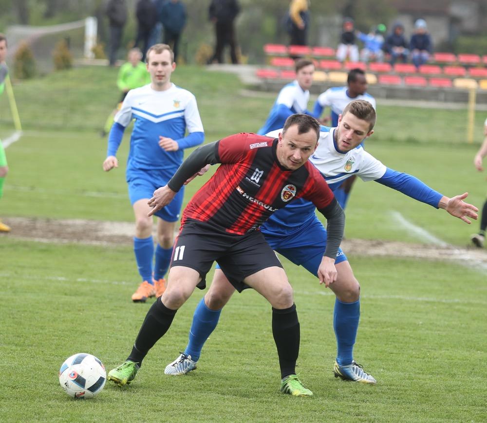 Z piłką Tomasz Walat (fot. Patryk Górecki / archiwum)