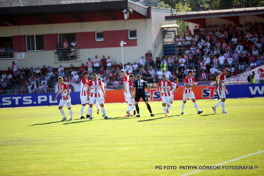 Piłkarze Resovia w tradycyjnych biało-czerwonych pasiakach (fot. Patryk Górecki)