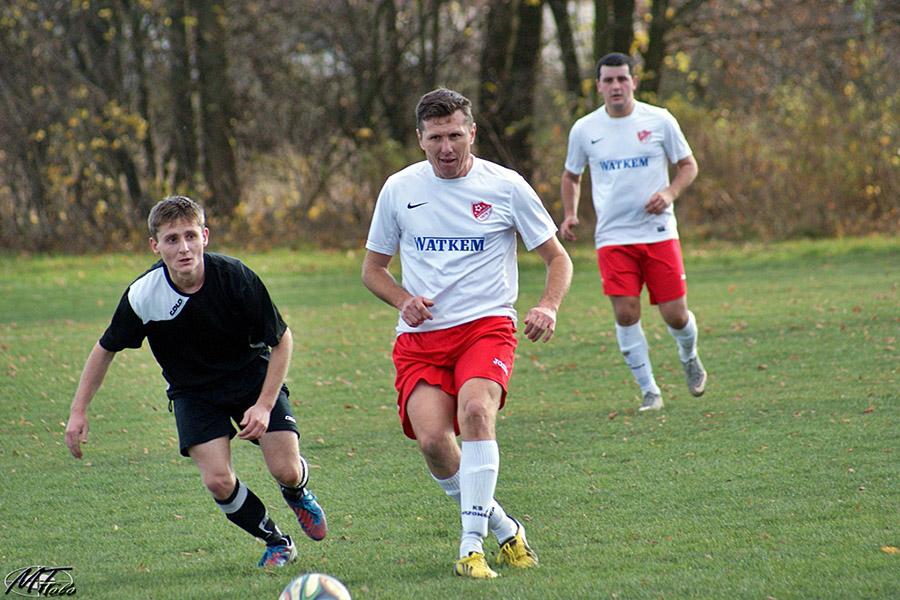 Bogusław Sierżęga (na zdjęciu w środku) strzelił jedną z bramek dla KS-u Wiązownica w Pilźnie (fot. Mieczysław Turczyn / archiwum)