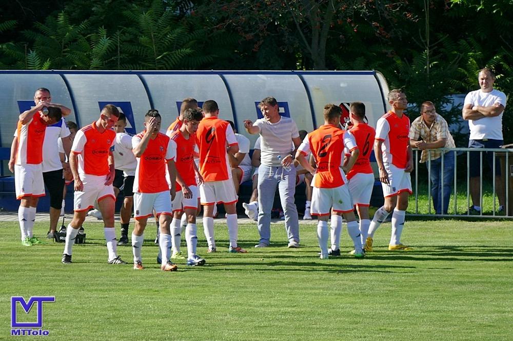 Trener Marek Strawa (na zdjęciu w środku) i piłkarze Piasta Tuczempy zdobyli punkt w starciu z Rzemieślnikiem Pilzno (fot. Mieczysław Turczyn / archiwum)