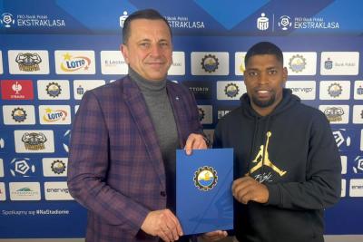 Ivan Cavaleiro podpisał kontrakt ze Stalą Mielec. Na zdjęciu obok prezes klubu Jacek Klimek (fot. stalmielec.com)