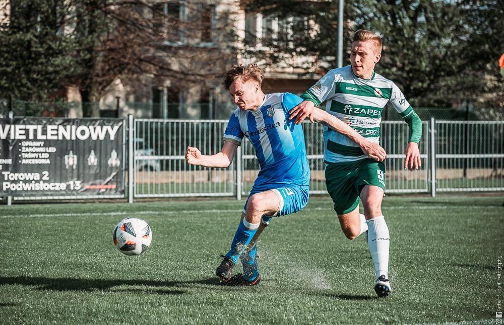 Głogovia (biało-niebieskie stroje) pokonała MKS Arłamów 2-0 (fot. Robert Skalski / archiwum)