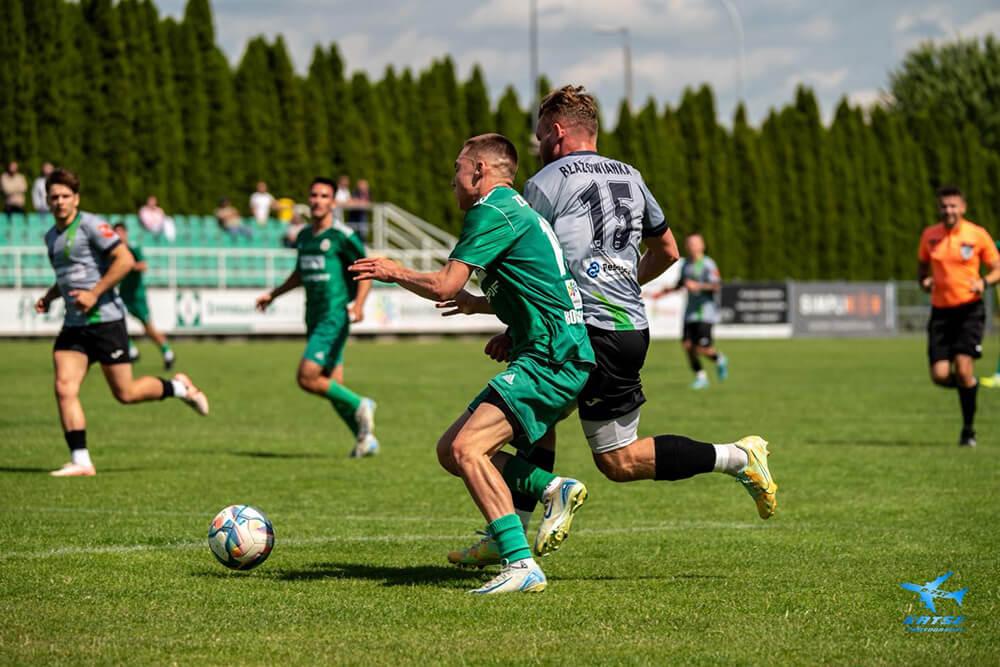 Izolator Boguchwała (zielone stroje) rozegrał sparing z Glinikiem Gorlice (fot. KRTSE Photography / facebook.com/zksizolatorboguchwala)