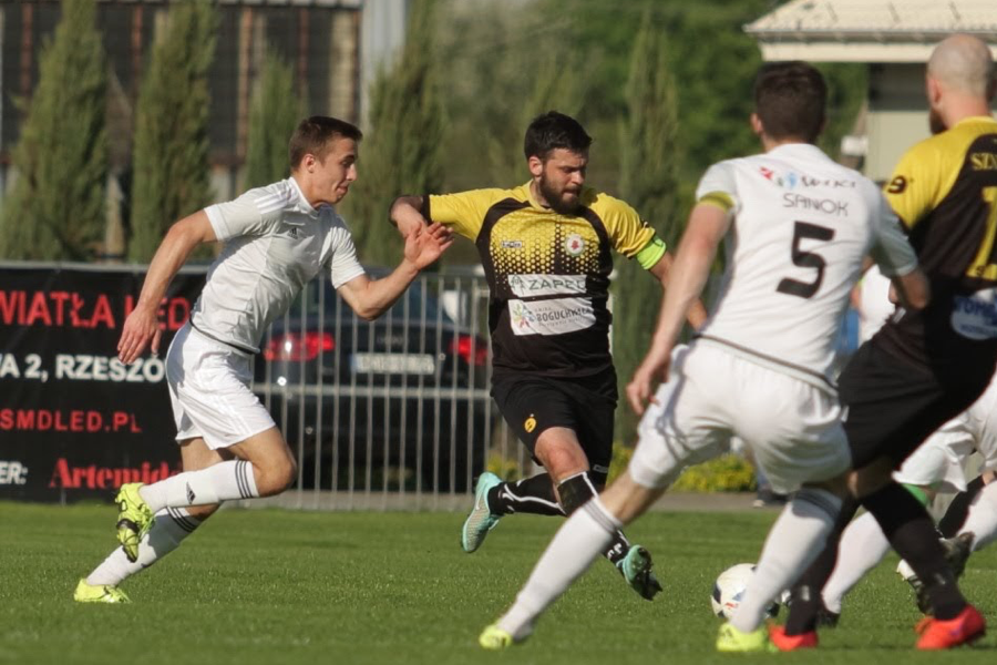 Konrad Cupryś strzelił pierwszą bramkę w tym spotkaniu (fot. zksizolator.pl)