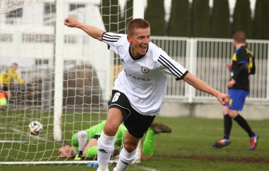 Krzysztof Domin strzelił zwycięskiego gola i miał powody do radości (fot. zksizolator.eu)