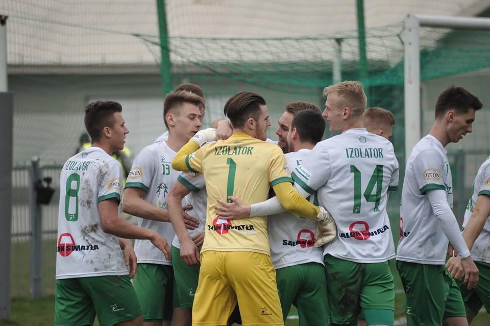 Izolator Boguchwała rozgromił Błękitnych Ropczyce i pozostaje na szczycie tabeli 4 ligi podkarpackiej. (fot. Izolator Boguchwała)