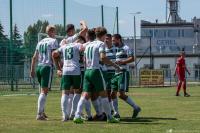 Izolator lepszy od Partyzanta. Dwie czerwone kartki i gole w ostatnich minutach