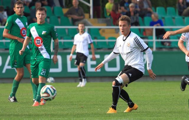 Izolator Boguchwała (biało-czarne stroje) nie zdobył w meczu z Chełmianką nawet punkru (fot. Bartosz Kabala / zksizolator.eu)