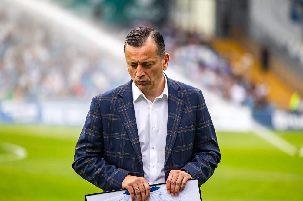 Jacek Klimek odpowiedział na pytania dziennikarzy oraz kibiców. (fot. Stal Mielec)