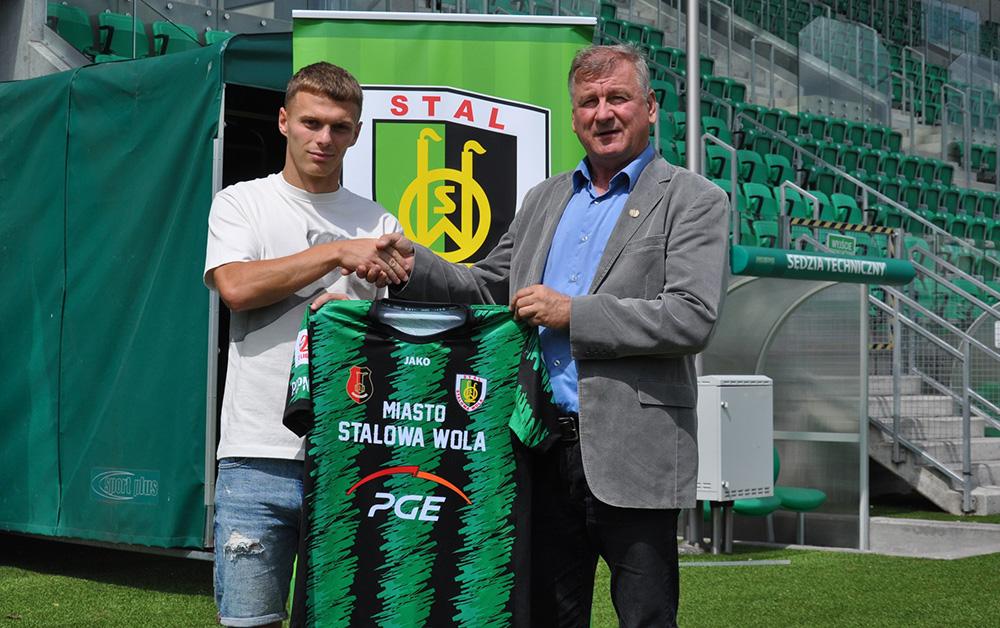Jakub Górski (z lewej) nowym piłkarzem Stali Stalowa Wola. Obok prezes klubu Wiesław Siembida (fot. facebook.com/stalpsa)