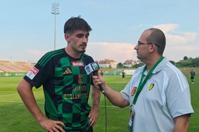 Na zdjęciu z lewej Jakub Jeleń (fot. youtube.com / Stal Stalowa Wola PSA)