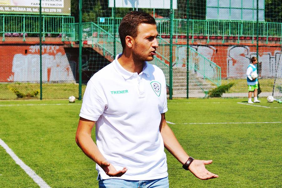 Jakub Popielarz na zdjęciu w roli trenera w Krośnieńskiego Akademii Piłkarskiej Bardomed (fot. facebook.com/kapkrosno)