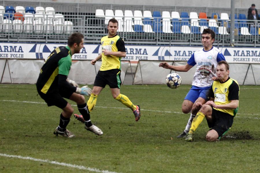 Jakub Więcej (na zdjęciu drugi z prawej) wraca do Stali Rzeszów po dwóch latach przerwy (fot. stalrzeszow.pl)