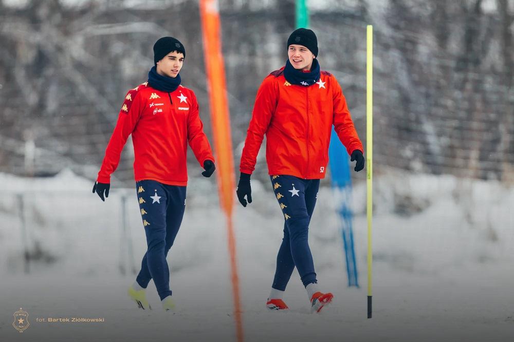 Jakub Krzyżanowski podpisał nową umowę z Wisłą Kraków. (fot. Bartek Ziółkowski/Wisła Kraków)