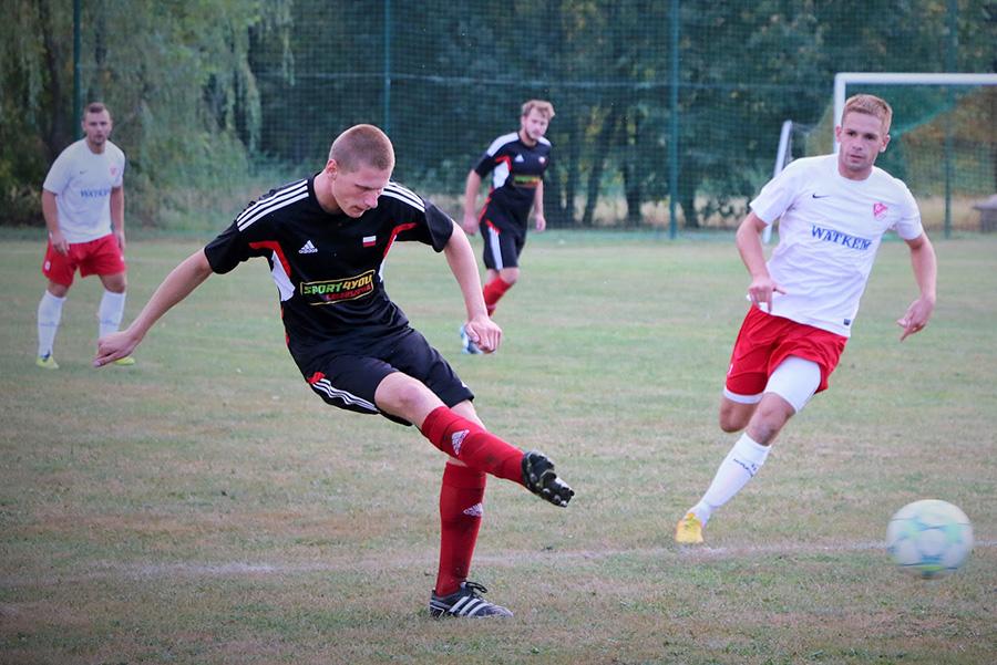 Jakub Zasklaski (w czarnej koszulce) wzmocnił czwartoligowym Sokół Sokolniki (fot. Natalia Styś)