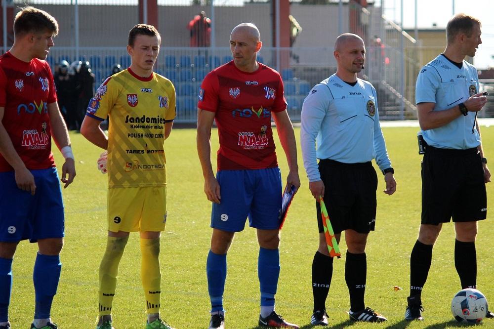 Jarosław Piątkowski (na zdjęciu, w środku) został nowym zawodnikiem Klimontowianki Klimontów (fot. Radosław Kuśmierz)