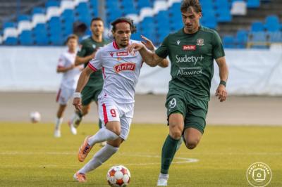 Javier Mateo Ortiz (z lewej) zdobył dwie bramki dla Resovii w meczu z GKS-em Tychy. Drugie trafienie, w 90+5 minucie, dało rzeszowianom remis 2-2. (fot. Paweł Golonka / cwks-resovia.pl)