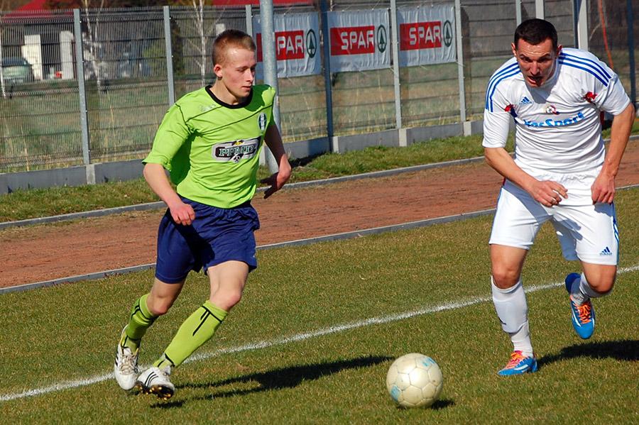 Jedność Niechobrz przed rundą wiosenną rozegra 10 sparingów. Na zdjęciu z prawej Grzegorz Rak (fot. Bogusław Szczurek)