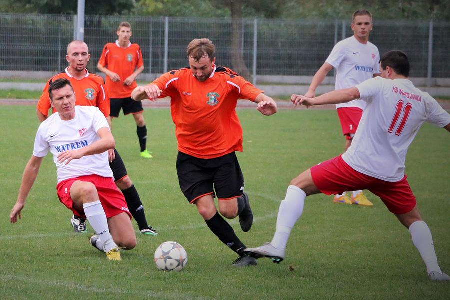 Jedność Niechobrz w pomarańczowo-czarnych strojach (fot. Natalia Styś / archiwum)