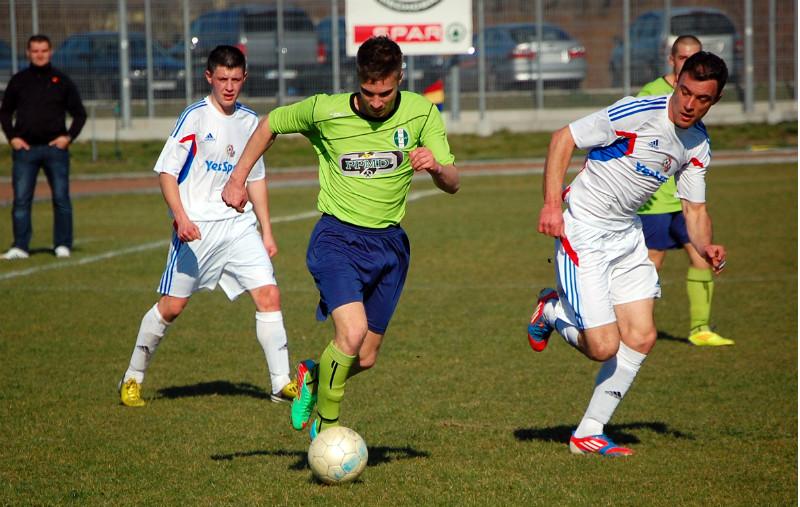 Jedność Niechobrz (białe stroje) zremisowała z Sokołem Sokołów Małopolski 1-1 (fot. Bogusław Szczurek)