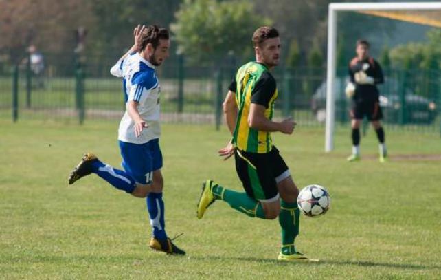 Jeziorak Chwałowice (biało-niebieskie stroje) wygrał w pierwszym meczu barażowym z Jelną 4-1.