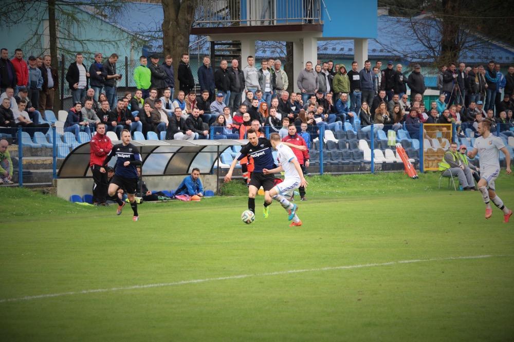 Mecz JKS-u Jarosław z Karpatami Krosno zgromadził na trybunach ok. 600 widzów (fot. Natalia Styś)