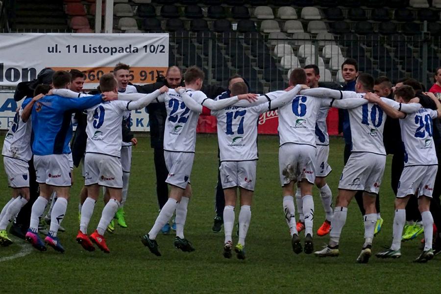 Radość piłkarzy JKS-u Jarosław (fot. facebook.com/klub100jks)
