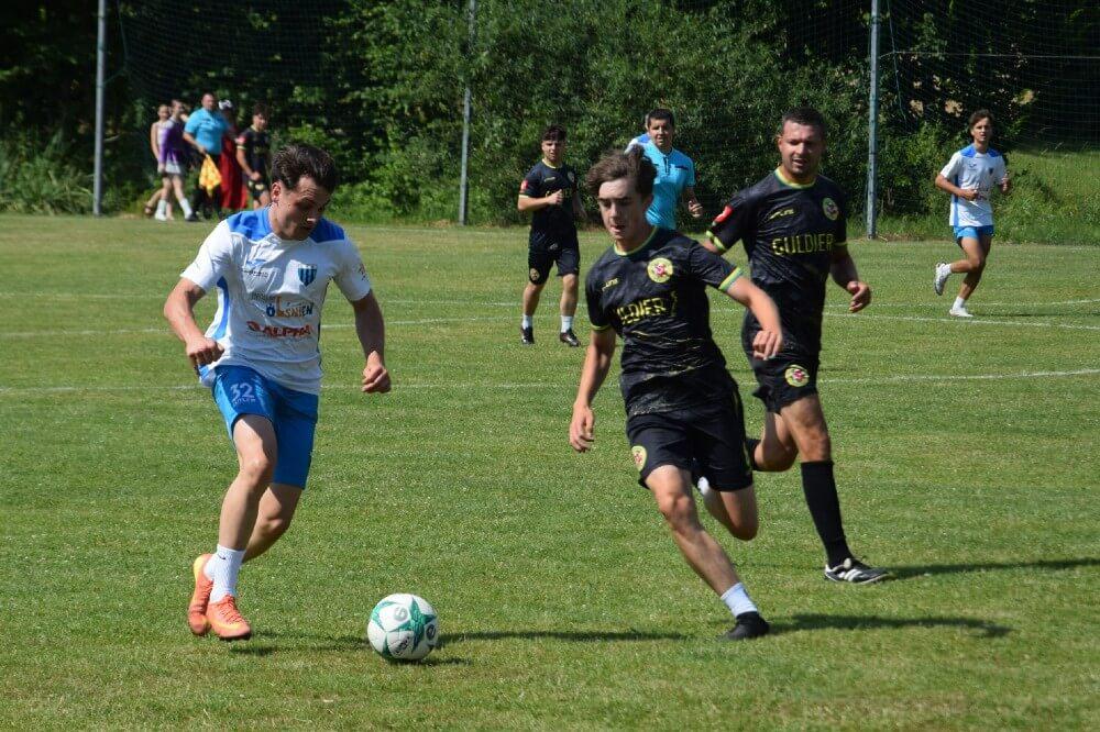 Piłkarze JKS-u Jarosław (biało-niebieskie stroje) pokonali Sokół Kolbuszowa Dolna w meczu sparingowym (fot. facebook.com/ksjksjaroslaw / archiwum)