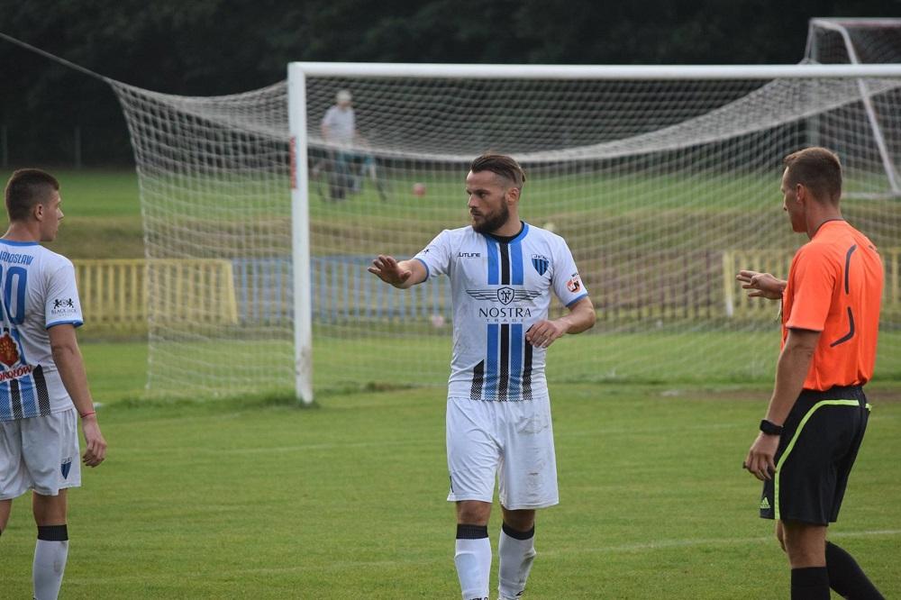 JKS Jarosław prowadził do przerwy, ale przegrał 1-2 z Piastem Tuczempy. (fot. JKS Jaroslaw)